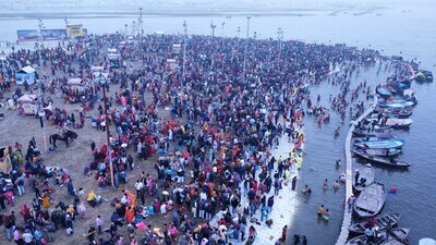 By 6pm, 20.90 lakh people had taken the holy dip in Sangam, said officials. (Anil K Maurya/HT) By 6pm, 20.90 lakh people had taken the holy dip in Sangam, said officials. (Anil K Maurya/HT)