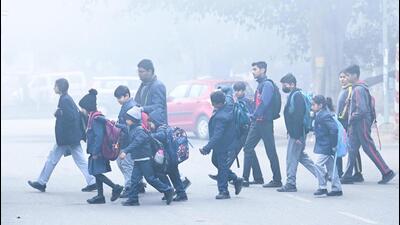 Children head to school on a cold, foggy morning near Dwarka in New Delhi. (Vipin Kumar/HT Photo) Children head to school on a cold, foggy morning near Dwarka in New Delhi. (Vipin Kumar/HT Photo)
