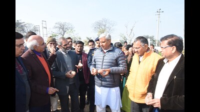 Haryana agriculture and farmer welfare minister Jai Prakash Dalal on Monday said that the government is soon going to launch a number for farmers, where health facility with a veterinary doctor will be just a call away. (HT Photo)