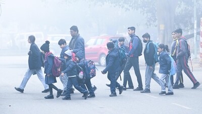 School going children find their way through heavy morning fog on a winter morning in South West Delhi Dwarka. (Hindustan Times) School going children find their way through heavy morning fog on a winter morning in South West Delhi Dwarka. (Hindustan Times)