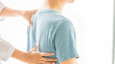 5. Use hot or cold therapy: Apply heat packs or warm towels to joints to alleviate stiffness. Cold packs may help reduce inflammation and numb the area. (Freepik) 5. Use hot or cold therapy: Apply heat packs or warm towels to joints to alleviate stiffness. Cold packs may help reduce inflammation and numb the area. (Freepik)