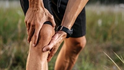 In winters, drop in barometric pressure can cause the soft tissues to swell and this may put pressure on the joints, causing pain and stiffness. (Freepik) In winters, drop in barometric pressure can cause the soft tissues to swell and this may put pressure on the joints, causing pain and stiffness. (Freepik)