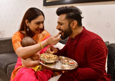 Disha Parmar Vaidya and Rahul Vaidya indulge in til laddoos with their daughter Navya in arms (Bhushan Koyande/HT) Disha Parmar Vaidya and Rahul Vaidya indulge in til laddoos with their daughter Navya in arms (Bhushan Koyande/HT)