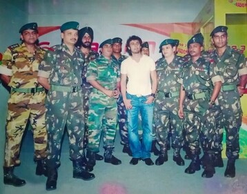 Sonu Nigam with the soldiers after a performance in 2008