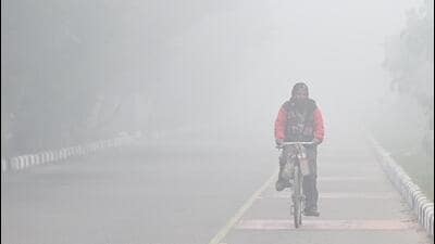 A lone cyclist on a Chandigarh road on a foggy Tuesday morning. The minimum temperature dropped to 2.7°C, the lowest the city has seen so far this winter. (Ravi Kumar/HT) A lone cyclist on a Chandigarh road on a foggy Tuesday morning. The minimum temperature dropped to 2.7°C, the lowest the city has seen so far this winter. (Ravi Kumar/HT)