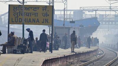 At least 15 trains were delayed at the Ludhiana railway station. (Gurpreet Singh/HT) At least 15 trains were delayed at the Ludhiana railway station. (Gurpreet Singh/HT)