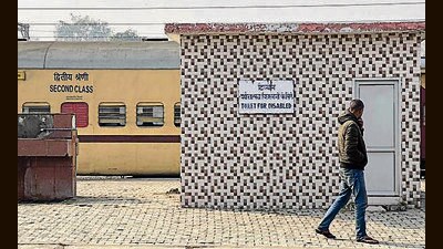 Barring No. 1, none of the platforms at the railway station have lavatories, leading to people urinating in the open. Toilets set up for persons with disabilities also remain locked. (Gurpreet Singh/HT) Barring No. 1, none of the platforms at the railway station have lavatories, leading to people urinating in the open. Toilets set up for persons with disabilities also remain locked. (Gurpreet Singh/HT)