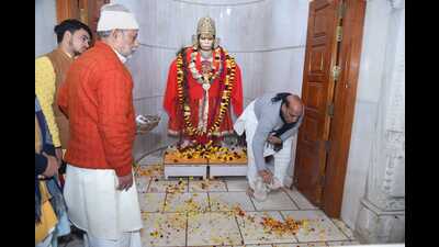 Defence minister Rajnath Singh cleaning Hanuman Setu temple premises in Lucknow on January 16. (Sourced)
