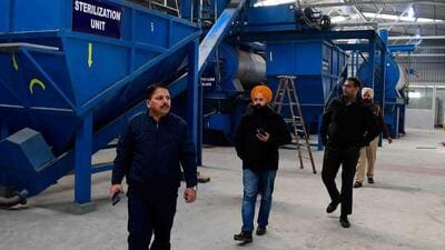Ludhiana MC team reached the spot to open the carcass plant. (Manish/HT) Ludhiana MC team reached the spot to open the carcass plant. (Manish/HT)