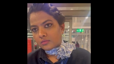 IndiGo airline staff telling the passenger about flight delay rules. (X/@AuthorPrajnaa)