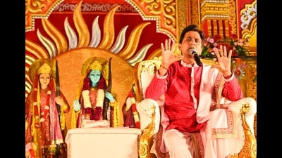 Poet Kumar Vishwas addressing a gathering at the Sector-34 exhibition ground on Tuesday in the run up to inauguration of Ram Temple in Ayodhya on January 22. (Keshav Singh/HT)