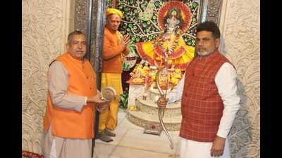 Pujari at Thakur Keshav Dev temple delivered gold plated bow and arrow at Sri Krishna Janmabhoomi in Mathura. (HT) Pujari at Thakur Keshav Dev temple delivered gold plated bow and arrow at Sri Krishna Janmabhoomi in Mathura. (HT)