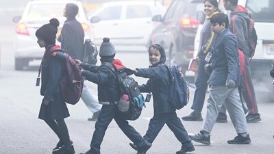 School-going children find their way through heavy fog on a winter morning. (HT Photo/Vipin Kumar) School-going children find their way through heavy fog on a winter morning. (HT Photo/Vipin Kumar)