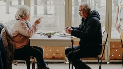 The couple initially planned a grand celebration for their 50th wedding anniversary but decided to have dinner at a restaurant in the UK. (Representational image/Pexels) The couple initially planned a grand celebration for their 50th wedding anniversary but decided to have dinner at a restaurant in the UK. (Representational image/Pexels)