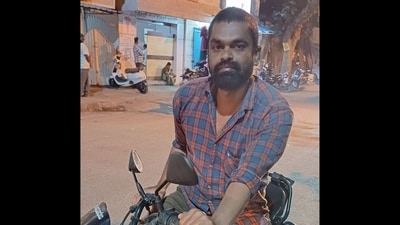 Stranger who returned the lost wallet to Bengaluru resident. (X/@VoiceOfParents2) Stranger who returned the lost wallet to Bengaluru resident. (X/@VoiceOfParents2)