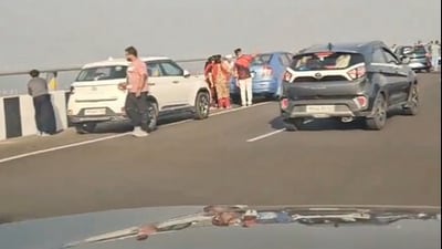 People are seen taking selfies at the Atal Setu in Mumbai. (X/Roads of Mumbai) People are seen taking selfies at the Atal Setu in Mumbai. (X/Roads of Mumbai)
