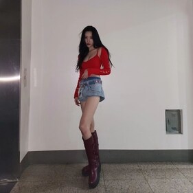 Sunmi balances between classy dressy combinations and casual streetwear (Photo: Instagram)