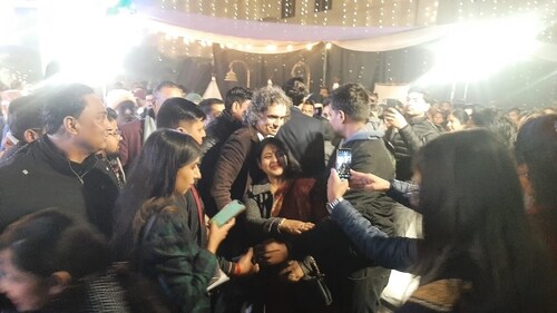 Imtiaz Ali with fans on his visit to Lucknow (Deep Saxena/HT) Imtiaz Ali with fans on his visit to Lucknow (Deep Saxena/HT)