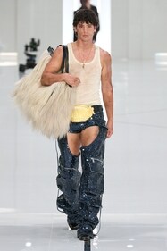 A male model wearing Dsquared2 on the ramp. A male model wearing Dsquared2 on the ramp.