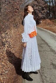 Lee Sung-kyung in an all-white look (Photo: Instagram)