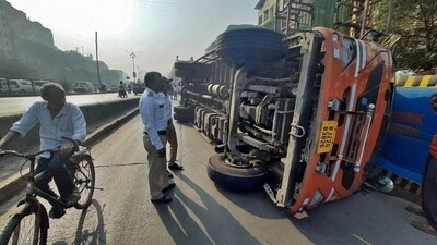 After analysing accidents for five years, if the traffic police find that a particular stretch of 500 metres has seen 10 fatalities or five accidents in three consecutive years, they mark the area as a “blackspot.” (Representative Image/Praful Gangurde / HT Photo)