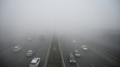 At the Palam Observatory near the Indira Gandhi International (IGI) Airport in Delhi, visibility was limited to only 200 metres. (HT Photo/Praveen Kumar) At the Palam Observatory near the Indira Gandhi International (IGI) Airport in Delhi, visibility was limited to only 200 metres. (HT Photo/Praveen Kumar)