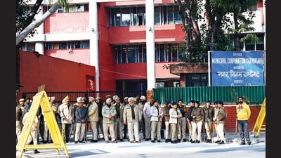 Cops at the entry gate of Chandigarh MC office on Wednesday. (Ravi Kumar/HT) Cops at the entry gate of Chandigarh MC office on Wednesday. (Ravi Kumar/HT)