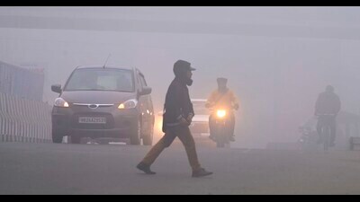 Experts warn that the combination of the cold wave and dense fog makes individuals with a history of heart ailments and elderly citizens more susceptible to heart attacks. (Gurpreet Singh/HT) Experts warn that the combination of the cold wave and dense fog makes individuals with a history of heart ailments and elderly citizens more susceptible to heart attacks. (Gurpreet Singh/HT)