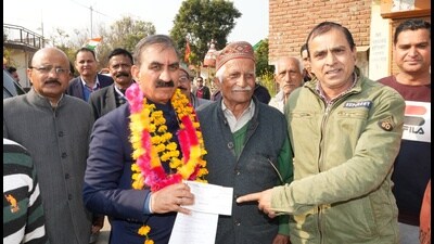 Himachal CM Sukhvinder Singh Sukhu being welcomed during a ‘Sarkar Gaon Ke Dwar’ event in Hamirpur on Wednesday. (HT Photo) Himachal CM Sukhvinder Singh Sukhu being welcomed during a ‘Sarkar Gaon Ke Dwar’ event in Hamirpur on Wednesday. (HT Photo)