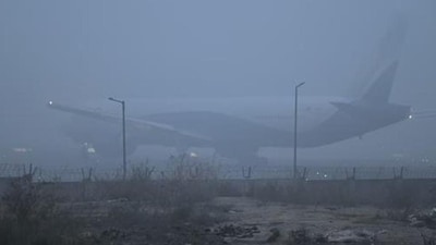 Over 600 flights have been delayed and 100 cancelled since Sunday as dense fog enveloped the Capital and plunged visibility to zero at times. (HT/Vipin Kumar) (HT_PRINT) Over 600 flights have been delayed and 100 cancelled since Sunday as dense fog enveloped the Capital and plunged visibility to zero at times. (HT/Vipin Kumar) (HT_PRINT)