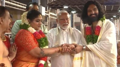 PM Modi posing for the camera with the newlywed couple. (X/ANI) PM Modi posing for the camera with the newlywed couple. (X/ANI)