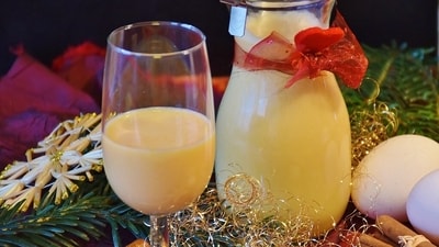When it’s mid-January and chilly outside, only one beverage can fill our hearts – hot buttered rum (Pixabay)