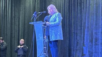 Surrey Mayor Brenda Locke addressing a community forum on extortion attempts targeting Indo-Canadian businesses on January 6. (Courtesy Vedic Hindu Cultural Society) Surrey Mayor Brenda Locke addressing a community forum on extortion attempts targeting Indo-Canadian businesses on January 6. (Courtesy Vedic Hindu Cultural Society)