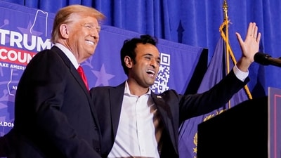 Vivek Ramaswamy, who ended his Republican presidential campaign, and Republican presidential candidate and former U.S. President Donald Trump gesture on stage at a campaign rally ahead of the New Hampshire primary election, in Atkinson, New Hampshire, U.S. January 16, 2024 (REUTERS/Elizabeth Frantz) (REUTERS)