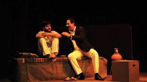 This Hindi comedy play is directed by Rajesh Babbar. Presented by Pratibimb Kala Darpan. its story revolves around an unsuccessful lawyer who meets an un-successful criminal (bookseller) who is in jail for the murder of his wife.