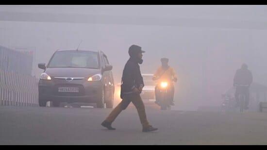 Experts warn that the combination of the cold wave and dense fog makes individuals with a history of heart ailments and elderly citizens more susceptible to heart attacks. (Gurpreet Singh/HT)