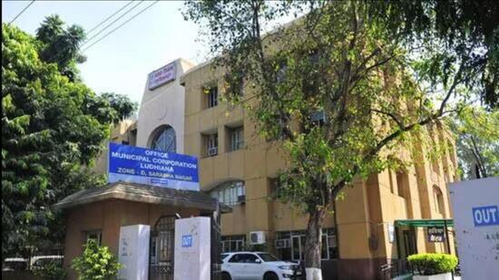 The MC’s public notice explicitly instructed those responsible for illegal hoardings to remove them within the stipulated 15-day period, emphasising legal repercussions for non-compliance. (HT File Photo)
