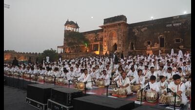 1500 tabla players who performed together at the Tansen Samaroh’s ‘Taal Darbaar’ set a Guinness World Record. (Sandeep Harode) 1500 tabla players who performed together at the Tansen Samaroh’s ‘Taal Darbaar’ set a Guinness World Record. (Sandeep Harode)