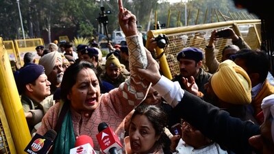 AAP councilors protest in Chandigarh. (Photo by Ravi Kumar/HT) AAP councilors protest in Chandigarh. (Photo by Ravi Kumar/HT)