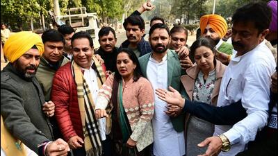 Aam Aadmi Party and Congress councillors protesting outside the municipal corporation office in Chandigarh on Thursday after the mayoral elections were deferred indefinitely. (Ravi Kumar/HT) Aam Aadmi Party and Congress councillors protesting outside the municipal corporation office in Chandigarh on Thursday after the mayoral elections were deferred indefinitely. (Ravi Kumar/HT)