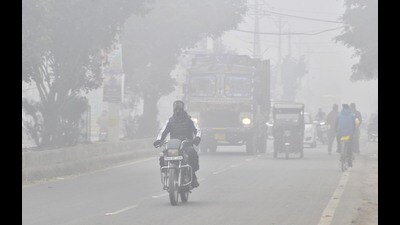 Biting cold gripped Punjab as fog enveloped many places, including Amritsar, Patiala and Mohali. Among other places in Punjab, Patiala reeled at 3.1 degrees Celsius, four notches below normal, according to a report of the Meteorological department here. (Sameer Sehgal/HT)