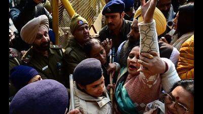 Chandigarh Police personnel preventing AAP and Congress members from entering the municipal corporation complex after the mayoral elections were deferred on Thursday. (Ravi Kumar/HT)