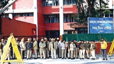 Cops at the entry gate of Chandigarh MC office on Wednesday. (Ravi Kumar/HT)