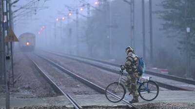 A passanger train moves in early morning fog and chill in South West Delhi of dwarka. (Hindustan Times) A passanger train moves in early morning fog and chill in South West Delhi of dwarka. (Hindustan Times)