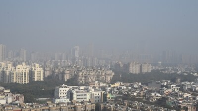 A hazy view of the city seen amid rising air pollution levels Delhi-NCR. (Sunil Ghosh / Hindustan Times) A hazy view of the city seen amid rising air pollution levels Delhi-NCR. (Sunil Ghosh / Hindustan Times)
