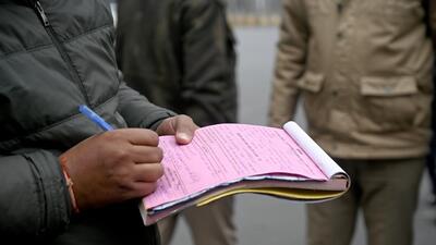Noida traffic police have compiled a ’hit list’ of 246 repeat traffic offenders, who have more than 50 e-fines against them, and they stand to lose their driving licences.) (Sunil Ghosh/HT Archive) Noida traffic police have compiled a ’hit list’ of 246 repeat traffic offenders, who have more than 50 e-fines against them, and they stand to lose their driving licences.) (Sunil Ghosh/HT Archive)