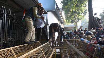 Police try to dissuade the protesters from locking the gates on Thursday afternoon. (Sunil GHosh/HT Photo) Police try to dissuade the protesters from locking the gates on Thursday afternoon. (Sunil GHosh/HT Photo)
