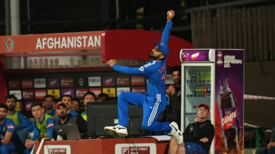 Virat Kohli's outstanding save in the boundary Virat Kohli's outstanding save in the boundary