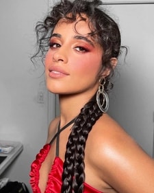 For a more subtle look, recreate Camila Cabello’s subtle crimson eye look (Photo: Instagram) For a more subtle look, recreate Camila Cabello’s subtle crimson eye look (Photo: Instagram)