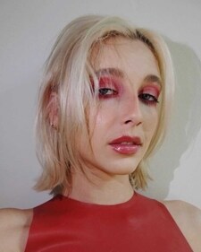 Emma Chamberlain chooses an ombré red smoky eye look (Photo: Instagram) Emma Chamberlain chooses an ombré red smoky eye look (Photo: Instagram)